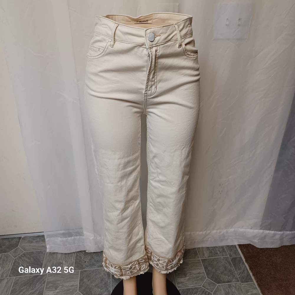 Charlies B Size 8 Cream Jeans with Embroidered Detail - Picture 3 of 14